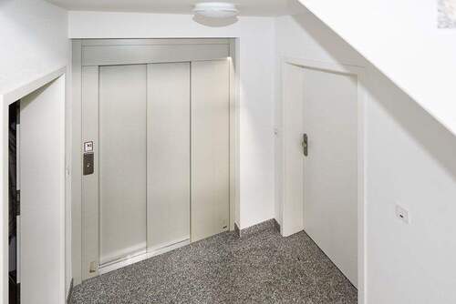 Treppenhaus m. Fahrstuhl.jpg - 