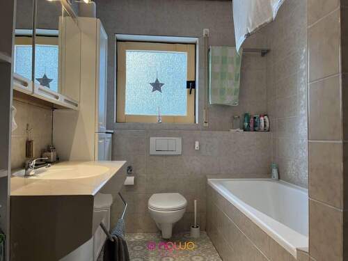 Mit Dusche UND Badewanne: das Tageslicht-Bad - Bungalow mit 113,90 m&sup2; in Meine zum Kaufen