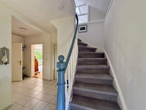 Flur EG mit Treppe ins OG - 