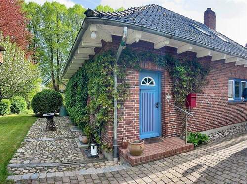 Hauseingang und Terrasse seitlich - 