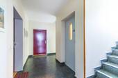 Treppenhaus mit Aufzug - 
