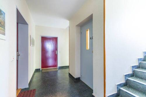 Treppenhaus mit Aufzug - 