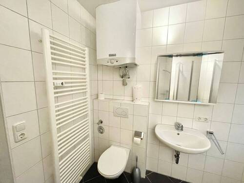 Innenliegendes Badezimmer mit Badewanne ähnlich - 
