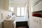 Schönes Tageslichtbad mit Badewanne - 2 Zimmer Terrassenwohnung in Nürnberg