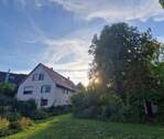 Blick vom Garten aufs Haus - Mehrfamilienhaus mit großem Garten 