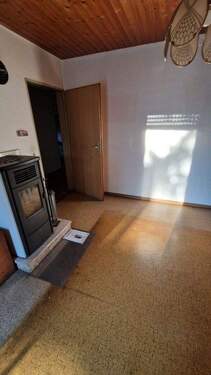 Wohnzimmer im 1. OG mit Pellet - 1 Zimmer Mehrfamilienhaus, Wohnhaus in Crailsheim