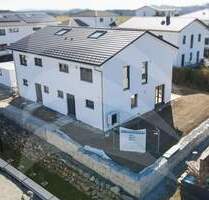 KfW55: Lichtdurchflutete und moderne Doppelhaushälfte in Aicha vorm Wald