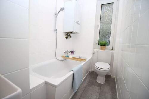 Bad mit Badewanne - 2 Zimmer Etagenwohnung zum Kaufen in Wuppertal