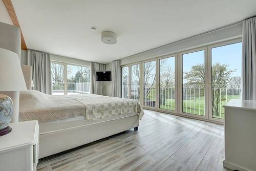 Schlafzimmer mit Blick in Garten - 