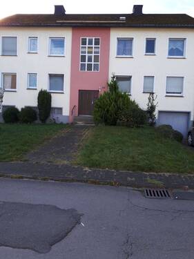 Straßenansicht - 3-Zimmer Mietwohnung in ruhiger Wohnlage von Olsberg