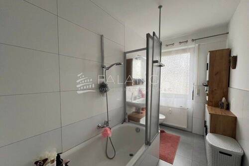 Tageslichtbad mit Badewanne - 