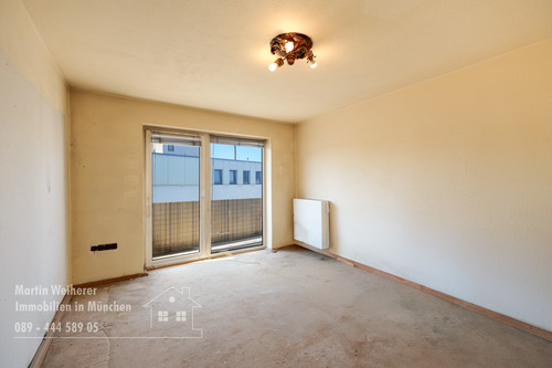Wohnzimmer mit Ki geräumt - 3 Zimmer Etagenwohnung zum Kaufen in München