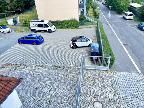 Blick nach unten zum Parkplatz - 