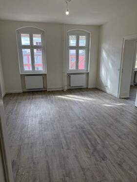 Wohnzimmer - Sofort bezugsfreie 3-Zimmer-Wohnung in Tegel - hell, modern und zentral