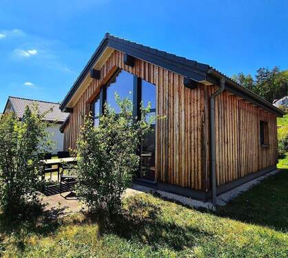 Hausansicht - Ruhe und Erholung genießen, im Thermen-Feriendorf Obernsees. Gemütlicher Bungalow, voll möbliert. Einzug sofort möglich.