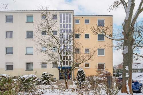 Hausansicht - Familienfreundliche 4-Zimmer-Wohnung mit Balkon im grünen Buckow