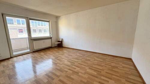 Wohnzimmer leer.jpeg - Nähe Allersberger Straße ! Für Selbstrenovierer 2-ZW, 54 m², Balkon, im 4.OG ohne Aufzug