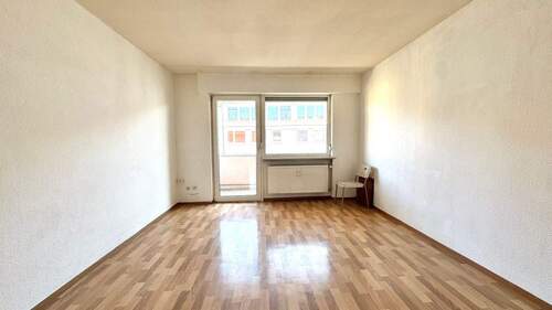 Wohnzimmer leer.jpeg - 2 Zimmer Etagenwohnung zur Miete in Nürnberg