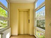 Aufzug auf halber Treppe - 2 Zimmer Etagenwohnung in Leipzig