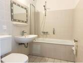 Bad mit Wanne, WM-Anschluss - 