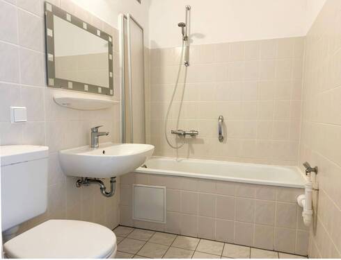Bad mit Wanne, WM-Anschluss - 
