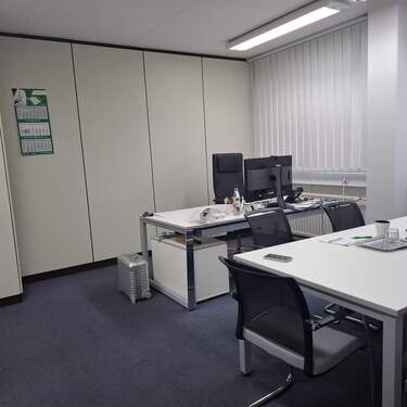 20251124_110011 - Sehr saubere Gewerbehalle mit Reinraum