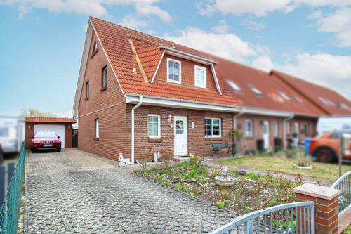 Seitenansicht mit Einfahrt - 