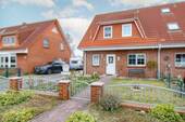 Ansicht von der Straße - Familienglück in Niepars - Reihenendhaus am Feldrand mit Platz zum Ankommen und Wachsen
