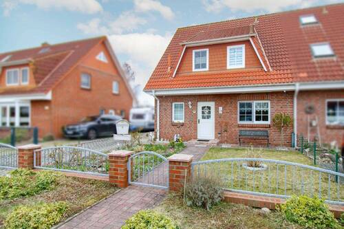Ansicht von der Straße - Familienglück in Niepars - Reihenendhaus am Feldrand mit Platz zum Ankommen und Wachsen