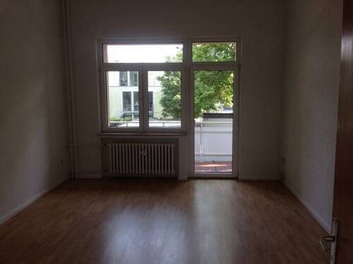 Wohnzimmer mit Balkon - 