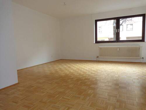 Helles Wohnzimmer - 3 Zimmer Etagenwohnung in Nürnberg