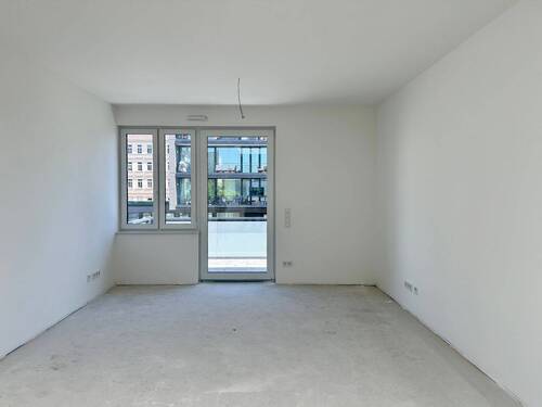 Wohnzimmer mit Balkonzugang - 