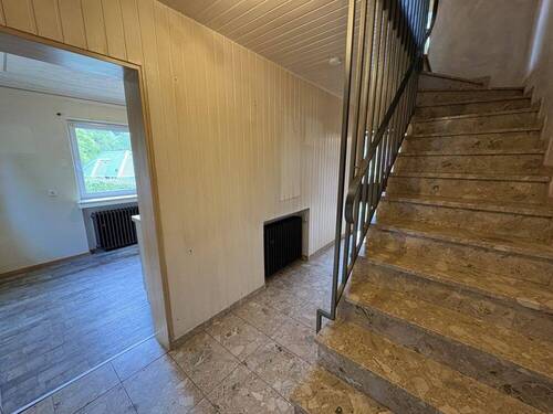 Flur und Treppenaufgang Erdgeschoss - 