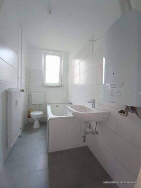 Wannenbad mit WC - 