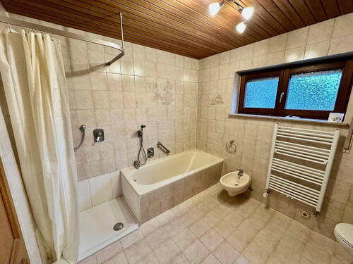 Bathroom - Etagenwohnung mit 150,00 m&sup2; in Aichtal zur Miete