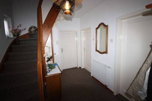Erdgeschossflur mit Treppenaufgang - 