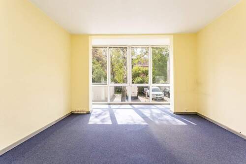 Zimmer links - Verwandlungskünstler gesucht: Wohnung aus ehemaligem Büro