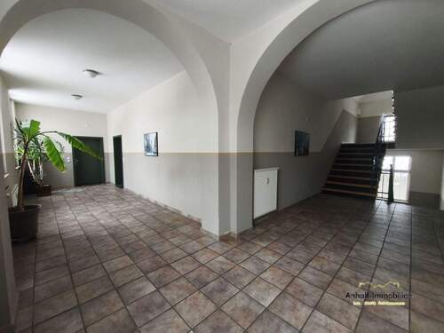 Hausflur - Etagenwohnung mit 66,90 m&sup2; in Bitterfeld-Wolfen zur Miete