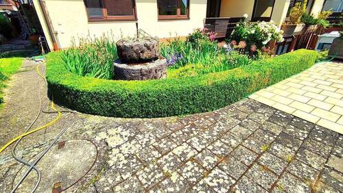 Garten mit Brunnen - 