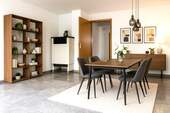 Essbereich Einrichtung beispielhaft - WOHNEN mit GARTENIDYLLE! 3-Zimmer-Wohn. + Terrasse m. Garen + 70 qm Gartengrundst. + Außenstellpl.