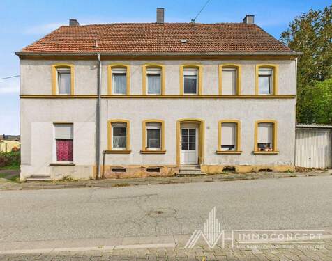 Vorderansicht - Teilrenoviertes Zweifamilienhaus 