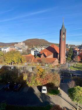 Weitblick vom Wohnzimmer mit Blick auf den Baunsberg - 2 Zimmer Etagenwohnung in Baunatal