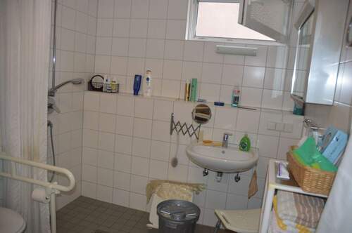 Badezimmer mit großer begehbarer Dusche - 