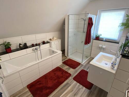 Neu gestaltetes, modernes Bad mit Badewanne und Dusche - 