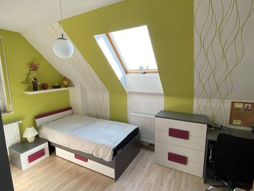 Kinderzimmer mit zwei Fenstern - 