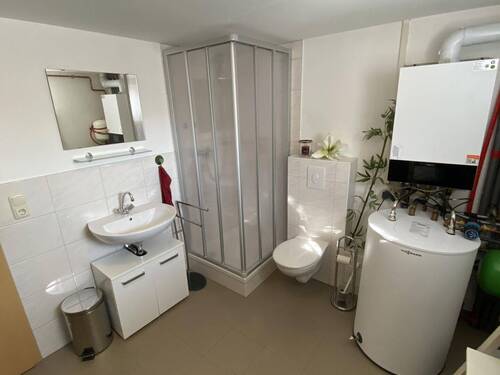 Hauswirtschaftsraum und Duschbad mit WC im Kellergeschoss - 