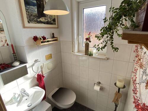 Gäste-WC auf der Hauptwohnebene - 5 Zimmer Einfamilienhaus zum Kaufen in Jena