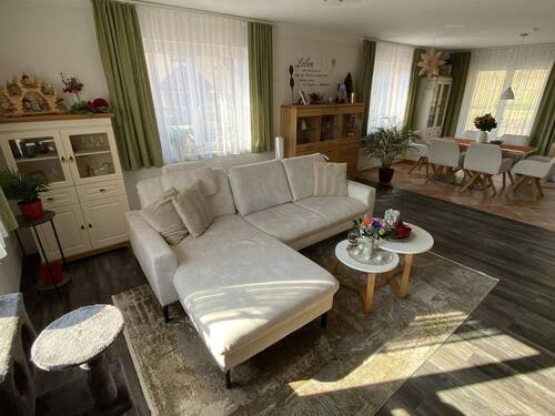 Wohnzimmer mit gemütlicher Sofaecke - Einfamilienhaus mit 145,00 m&sup2; in Jena zum Kaufen