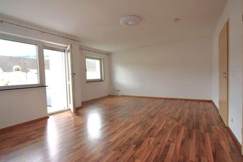 Wohnzimmer Balkontür - 3 Zimmer Etagenwohnung zum Kaufen in Oberkochen