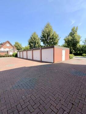 eine Garage gehört zur ETW....den Fahrradraum begehen Sie über die Seitentür - 2 Zimmer Etagenwohnung in Selm